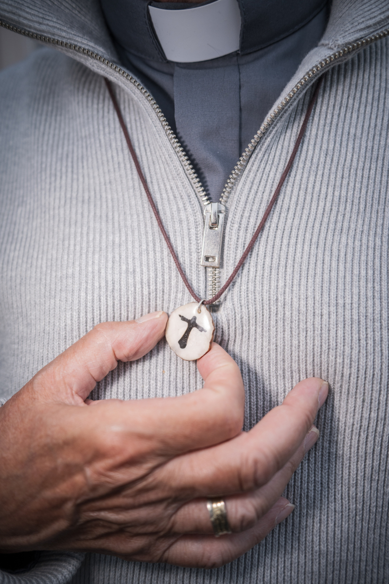 Smycket på halsen föreställande Jesus, tillverkat av ren, har Ivan fått av sin dotter och bär alltid med sig.