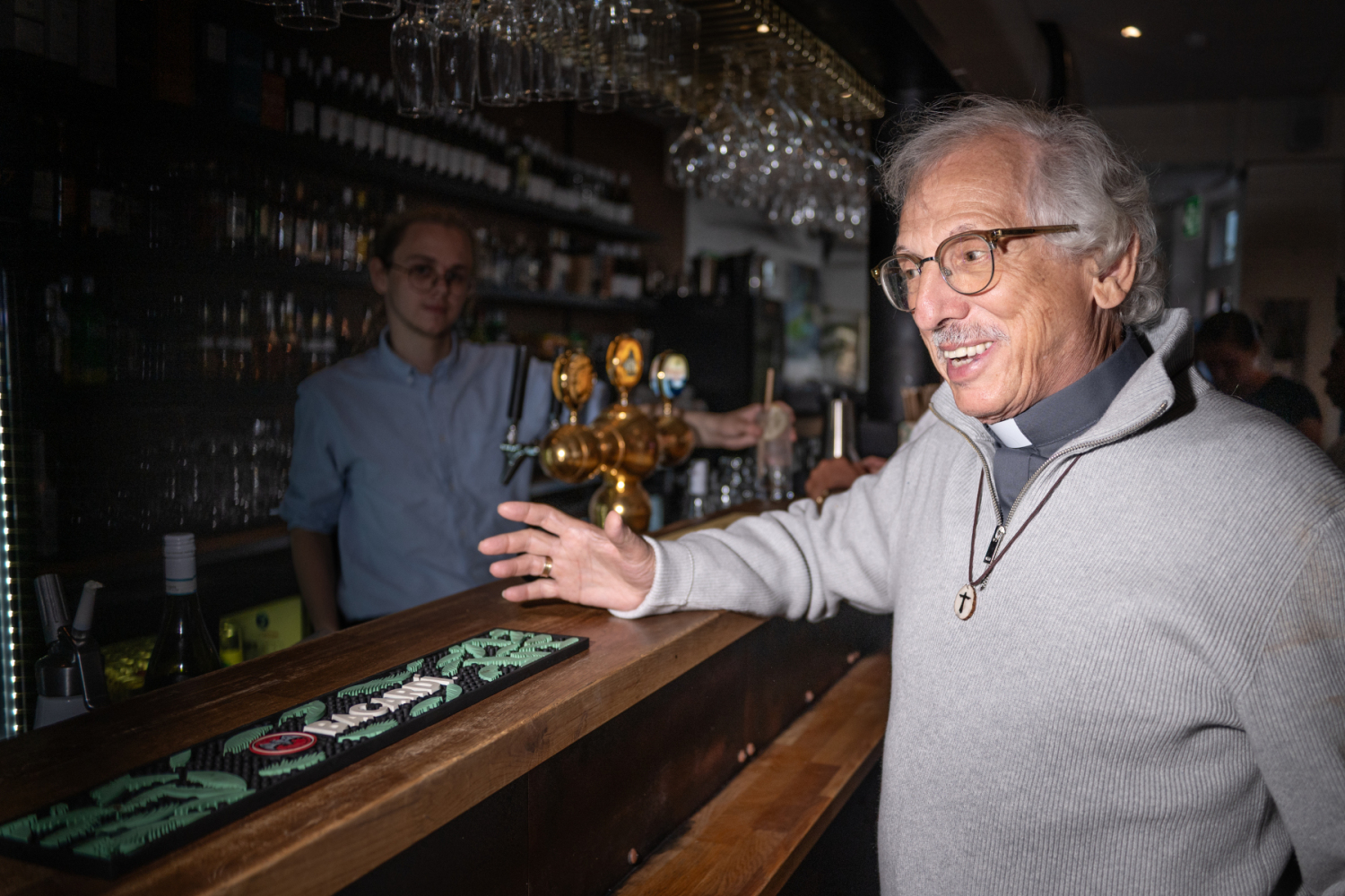 Även om Ivan inte tar något gott i baren så står han gärna och minglar bland gästerna.