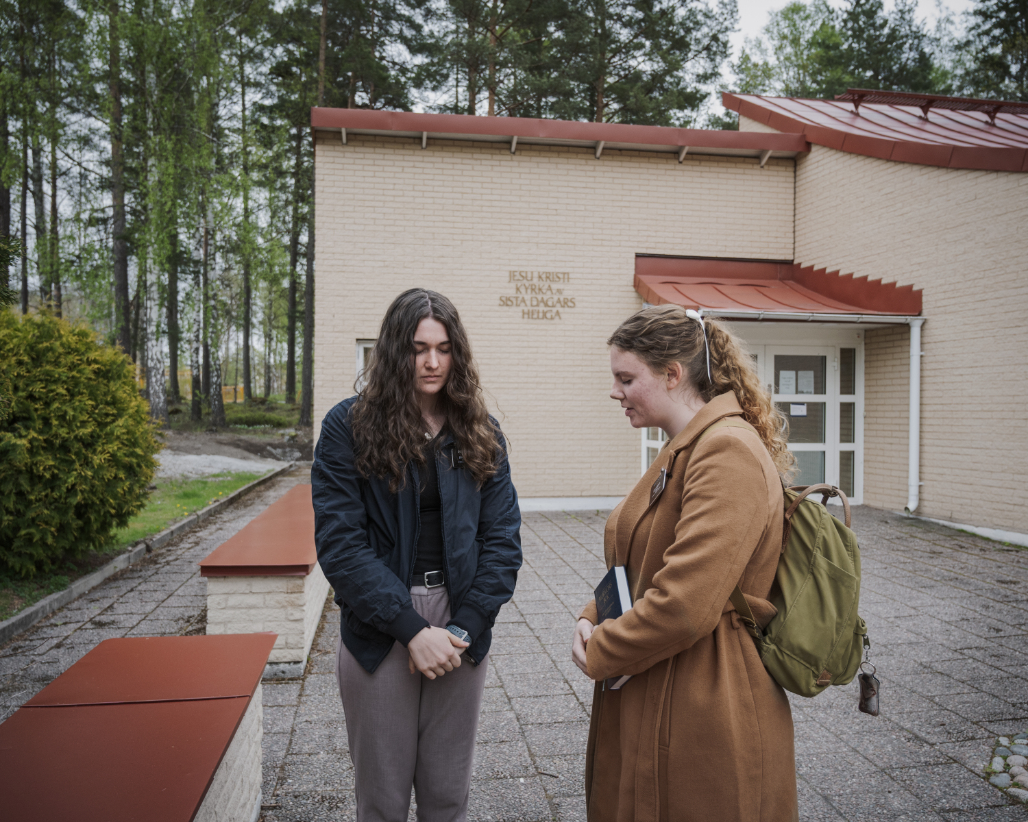 Sarah Payne och Myra Keyser står utanför kyrkan och ber för en lyckad mission på stan