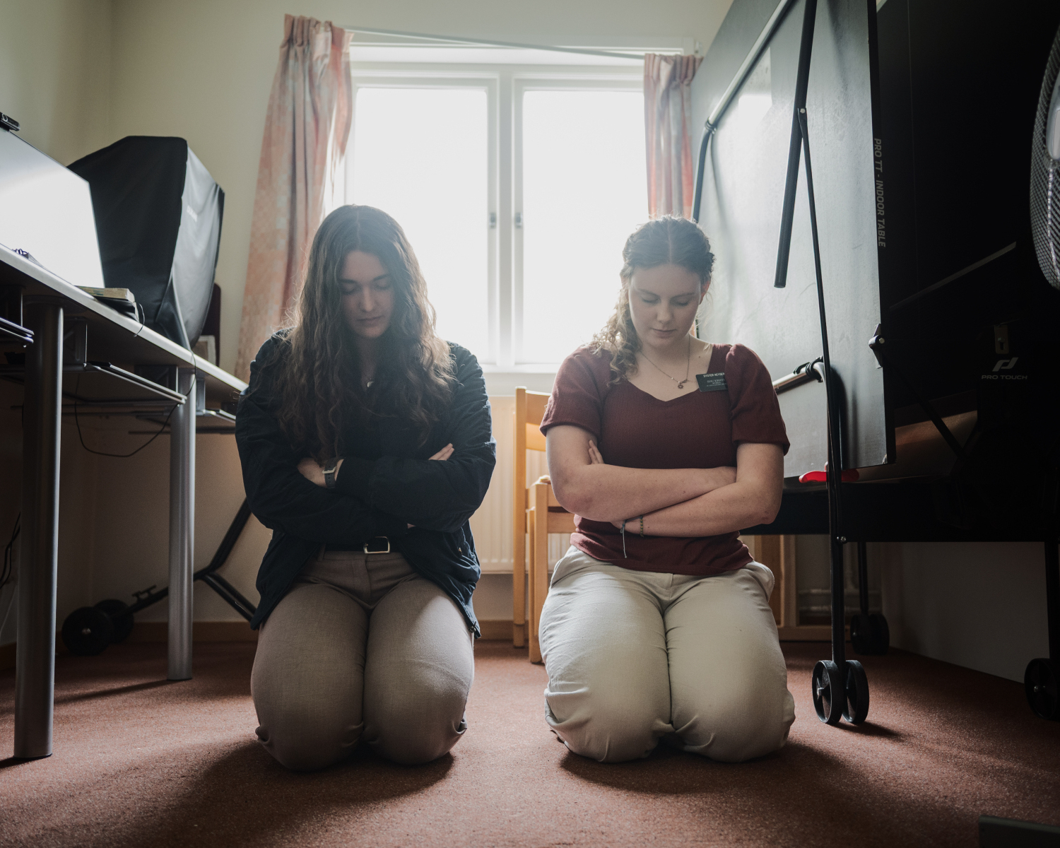 Sarah Payne och Myra Keyser ber inflör studier av mormons bok