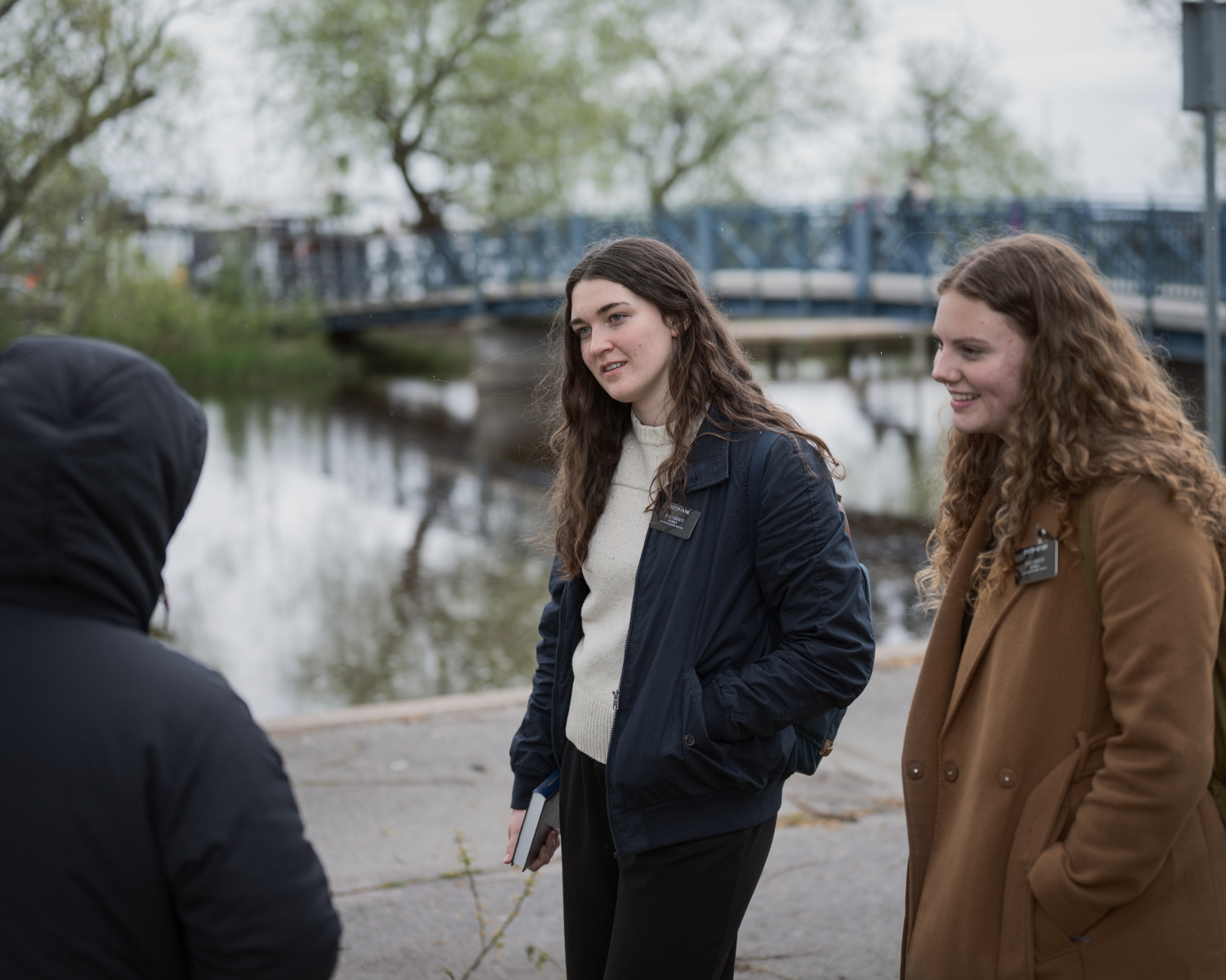 Sarah Payne och Myra Keyser i samtal med främling på stan i västerås