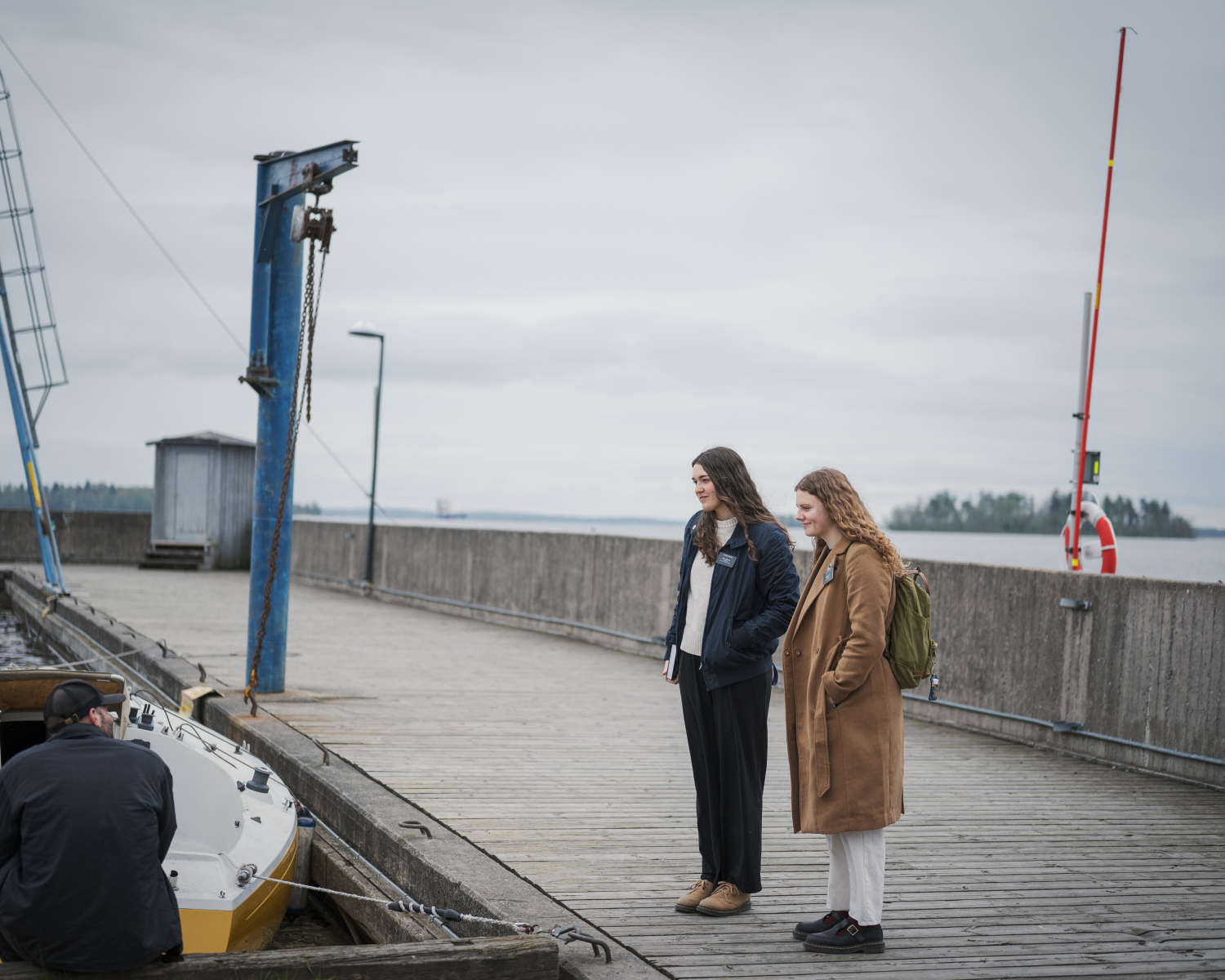 Sarah Payne och Myra Keyser i samtal med främlig vid hamnen i Västerås
