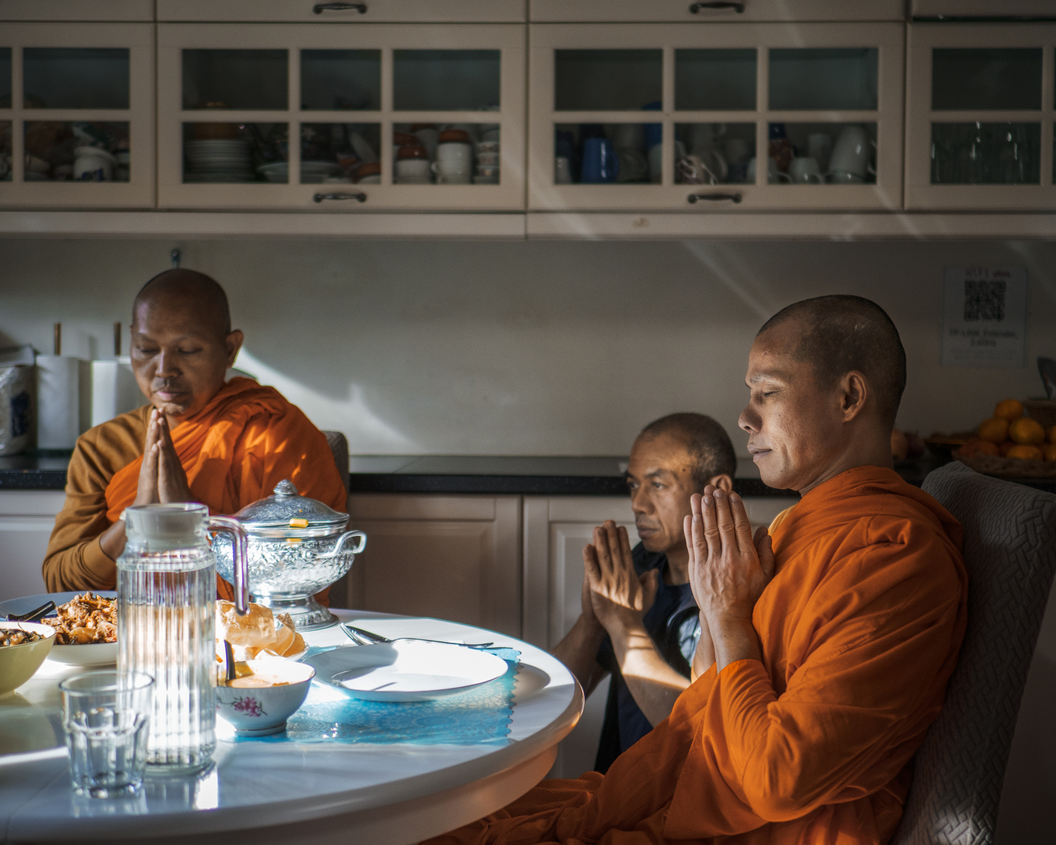 Chefsmunken Phramaha Boontin Taosiri, tempelbesökaren Sophon Toni Kaewbunthung och munken Phramahanarong Tongboonma